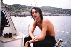 riccardo_seduto_barca riccardo_seduto_barca